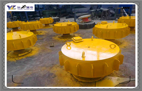 江西RCDC-8電磁除鐵器原理生產(chǎn)廠家_選型_河北江西RCDC-8電磁除鐵器原理生產(chǎn)廠家工作原理_價格，RCDC系列風(fēng)冷自卸式電磁除鐵器，是在RCDA系列風(fēng)冷懸掛式電磁除鐵器的基礎(chǔ)上增加了驅(qū)動電機、滾筒、帶刮板的卸鐵膠帶等組成的卸鐵機構(gòu)。在工作過程中卸鐵機構(gòu)自動將卸鐵皮帶上吸附的鐵磁性物質(zhì)拋到除鐵器以外的集鐵箱內(nèi)，無需停電人工清理，實現(xiàn)了除鐵自動化。  一、江西RCDC-8電磁除鐵器原理生產(chǎn)廠家_選型_河北江西RCDC-8電磁除鐵器原理生產(chǎn)廠家工作原理_價格  1、在鋼鐵廠、水泥廠、多用于礦渣除鐵和保護輥壓機、立磨、破碎機等重要設(shè)備。  2、計算機模擬設(shè)計。  3、結(jié)構(gòu)簡單，易維護。  4、磁場強、功率大、磁透深度大。  5、采用軸流風(fēng)機散熱線效果良好，電磁線圈溫升低。  6、用于輸送膠帶上任何物料的除鐵，對各種型號的破碎機、磨機等設(shè)備起著可靠的保護作用。